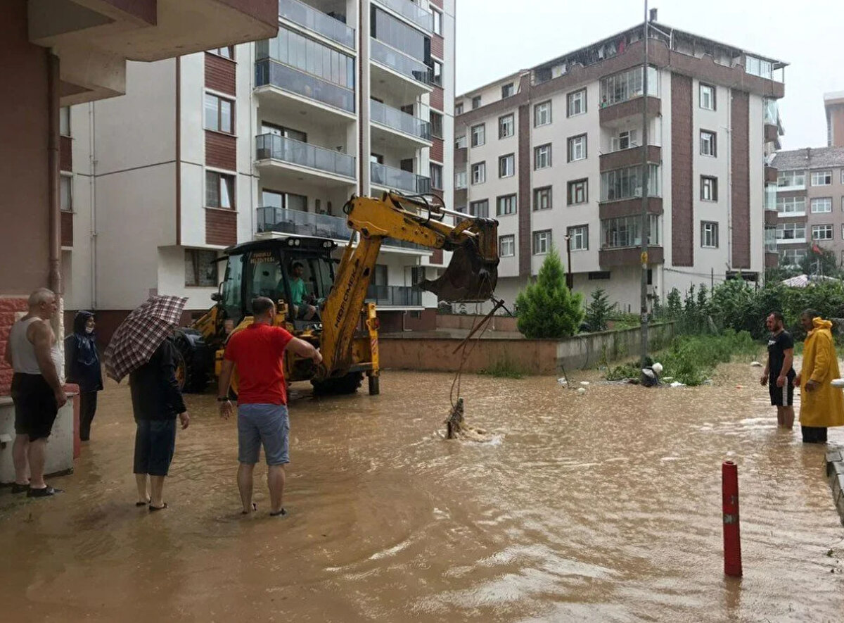 Ardeşen'e bağlı Tunca beldesindeki derelerin su seviyesi yağış nedeniyle yükseldi, Fındıklı'dan geçen Arılı Deresi ise taştı. Bu nedenle tarım arazileri ve yollarda hasar oluştu.  İlçelerde ulaşımı sağlayan bazı yollar da derelerin taşması sonucu trafiğe kapandı.