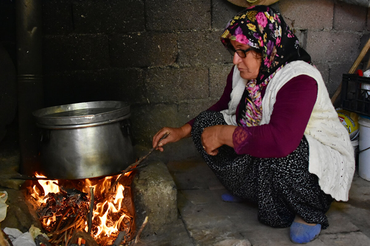 Divle Köyü Muhtarı Tacettin Durna, peynirin olgunlaşmayı beklediği obruk mağarasının 36 metre derinliğinde ve 256 metre uzunluğunda olduğunu belirtti. Durna, yılda yaklaşık 45 ton üretim yaptıklarını ifade ederek, ''Mağaramıza 100 yıllardır peynir bırakılıyor. Atalarımızdan beri geleneğimizdir burası. İlçemizde nisan ve mayıs ayları gibi peynir tulumlara basılır, mağaraya beyaz tulum olarak girer ve kırmızı olarak çıkar. Mağaramıza ise yaptırdığımız asansörle inip çıkıyoruz'' diye konuştu.

