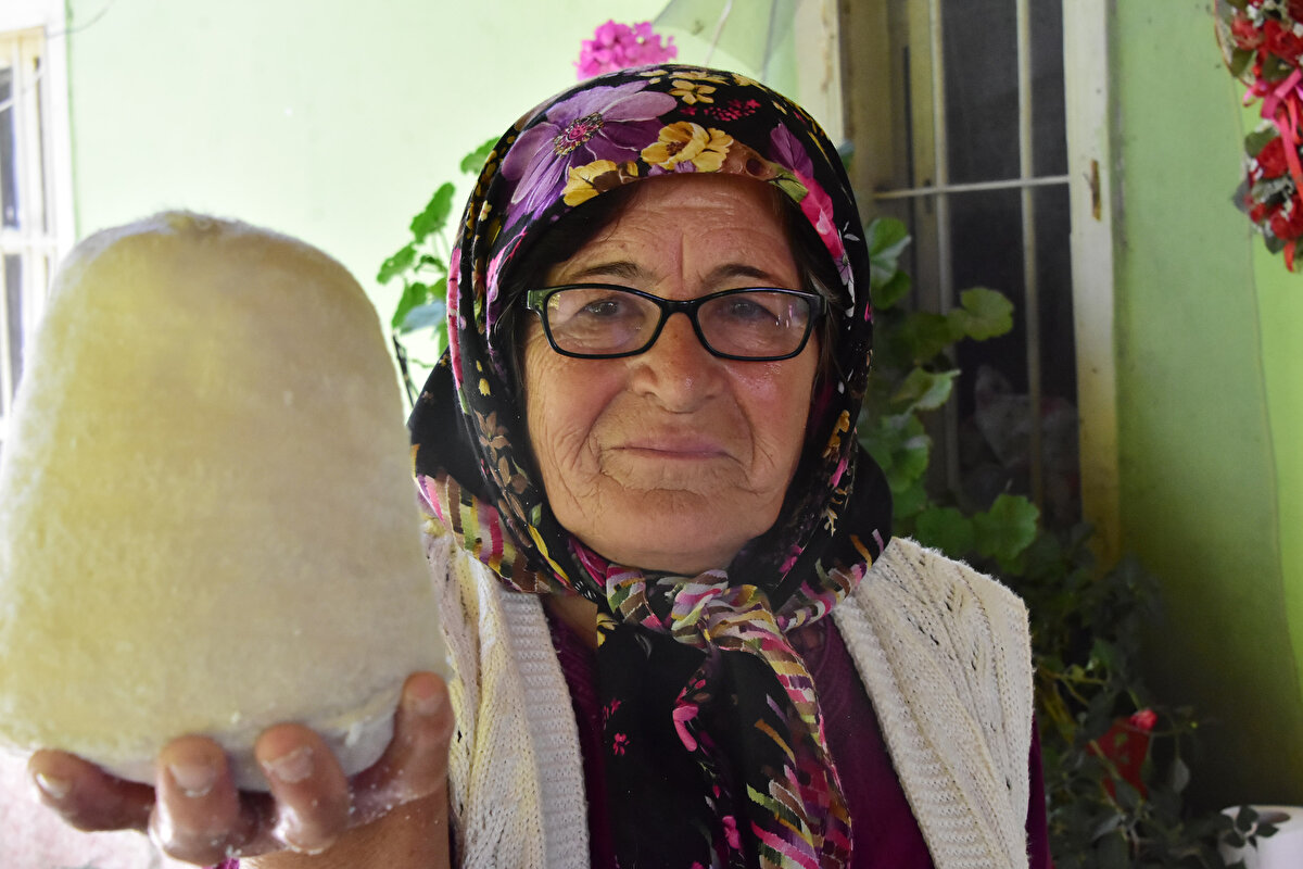 Geçimini peynir yaparak sağlayan Lütfiye Kütahya (63), "45 senedir yapıyorum, koyunu sağıp geliyorum. Belli bir sıcaklıkta o sütü ısıtıyoruz. Ardından mayalıyoruz, onun tuttuğu kıvamı biz biliyoruz. Bizim dağlarımızın otu mu, yoksa mağaramızın besleyişinden mi; ama peynirimiz çok lezzetli oluyor.
