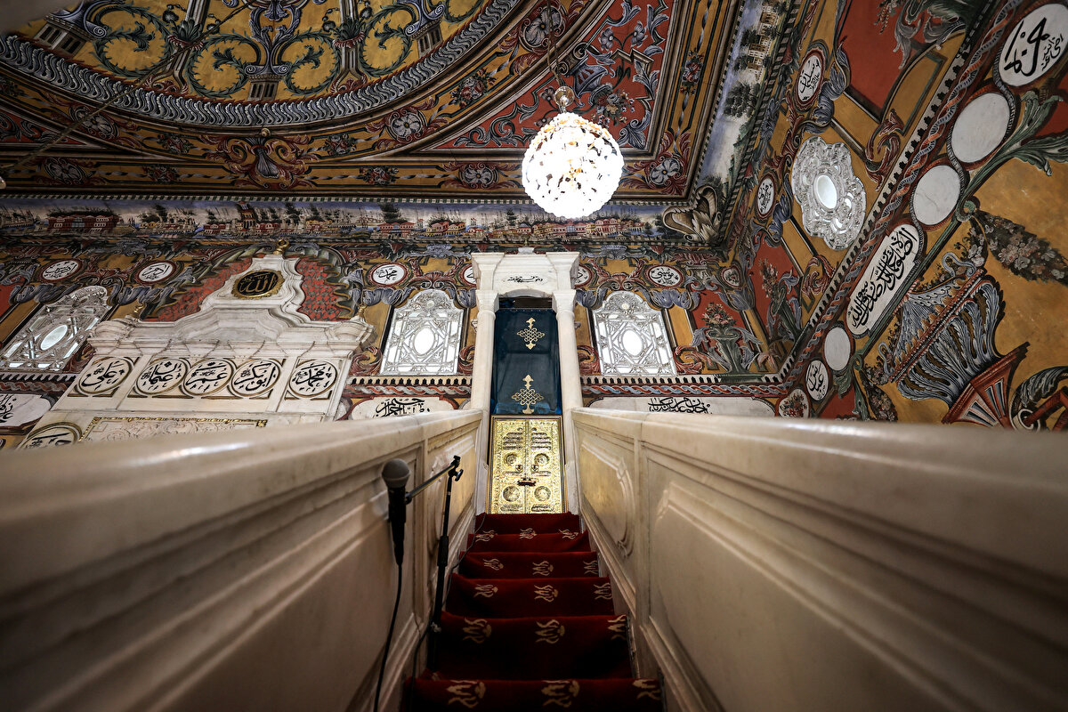 Alaca Camii'nin mimberi. Kare planlı olarak yapılan caminin giriş bölümünde üç tarafı açık, üstü mahfil bölümüyle kapalı son cemaat yeri bulunuyor. Mahfil, yarım küre şeklindeki üç balkon ile harime açılıyor. Kiremit kaplı çatı ile örtülü olan cami, bu haliyle daha çok klasik ev mimarisinde kullanılan çatı tipine benziyor.