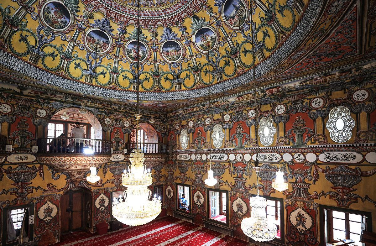 "Bir sanat harikası" olarak tanımlanan caminin resim, süsleme ve bezemelerinin uzun süre dayanması ve canlılığını koruması için tadilatı sırasında 10 binlerce yumurta kullanıldığı biliniyor.