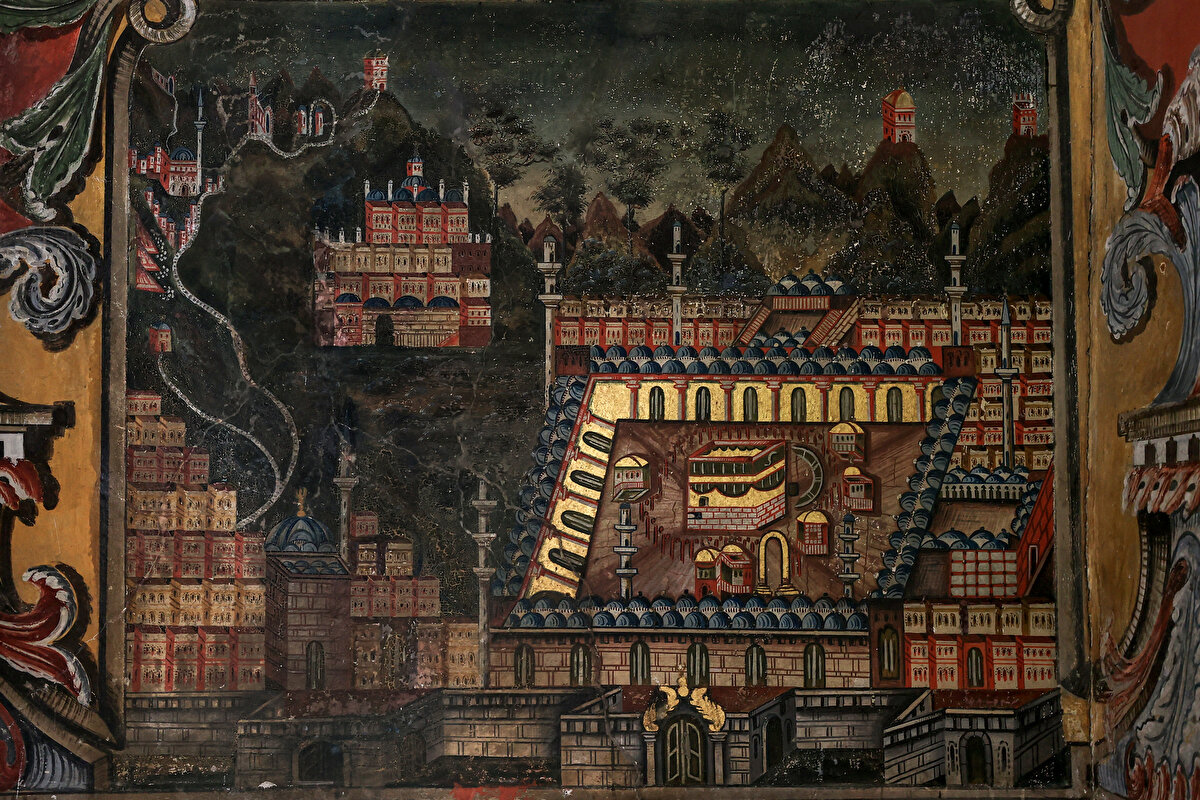 Camiyle ilgili bilgiler veren cami imamı Emir Kasami, camide bulunan Kâbe tasvirinin 1800'lü yıllarda yapıldığını ifade etti. O dönemde yaşayan ve hacca gidip gelmiş bir ressamın Abdurrahman Paşa'nın izniyle Kâbe tasvirini cami duvarına işlediği biliniyor.