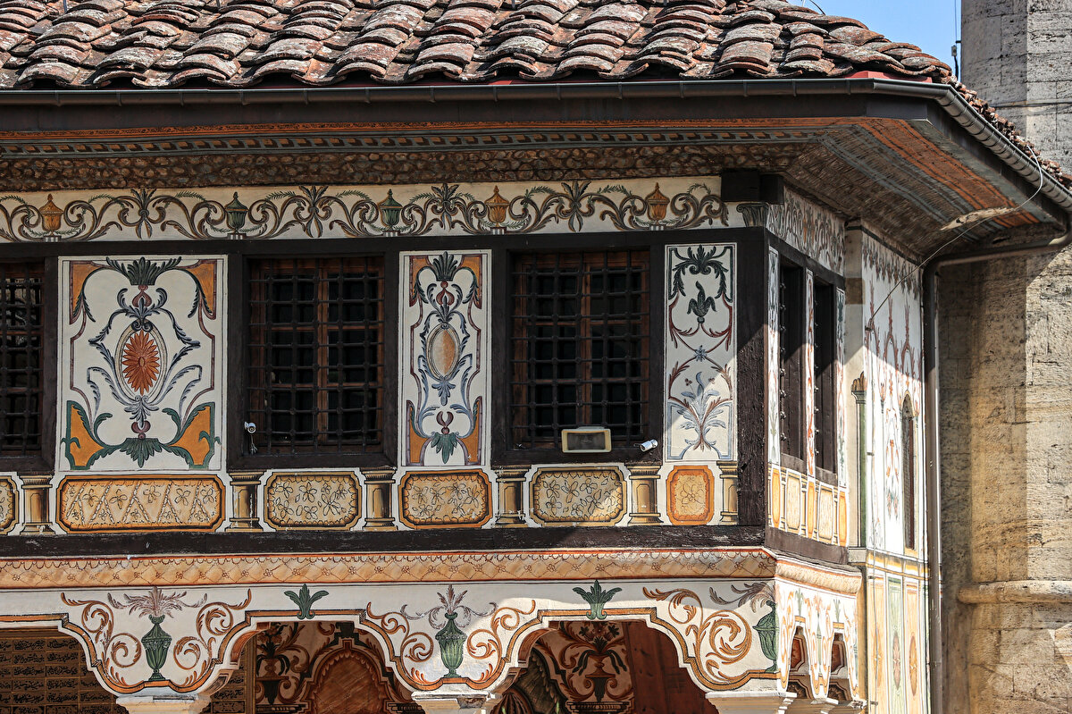 Caminin, bölgenin en önemli tarihî eserlerinden biri olduğunu söyleyen İmam Kasami, Salgın öncesi özellikle Türkiye'den günlük 10 otobüs ziyaretçi camiyi görmeye gelirdi ancak salgınla birlikte bu sayı azaldı. Günümüzde tekrar yavaş yavaş camiyi görmeye gelenler oluyor, dedi.