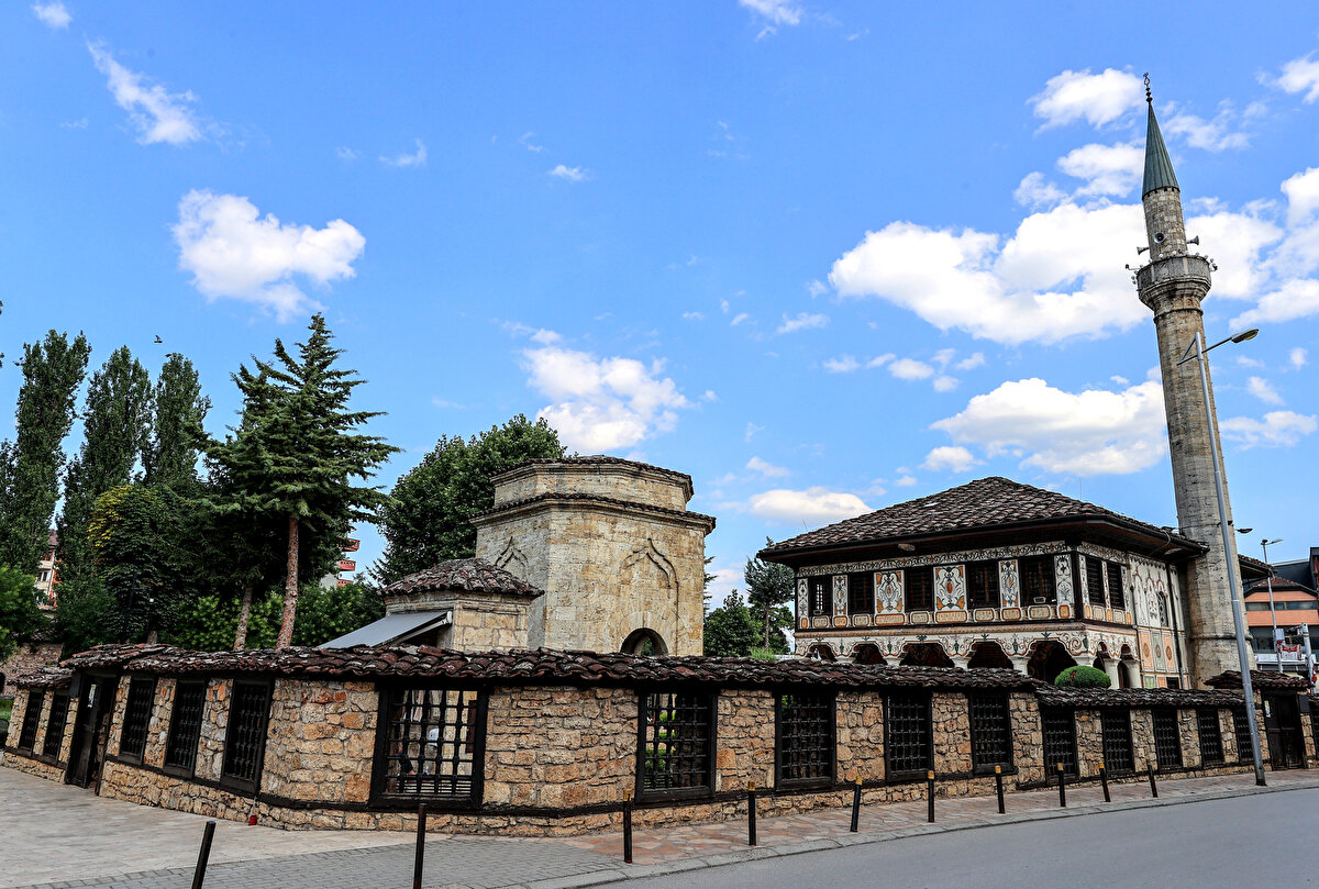 Alaca Camii ve külliyesinin uzaktan görünüşü.