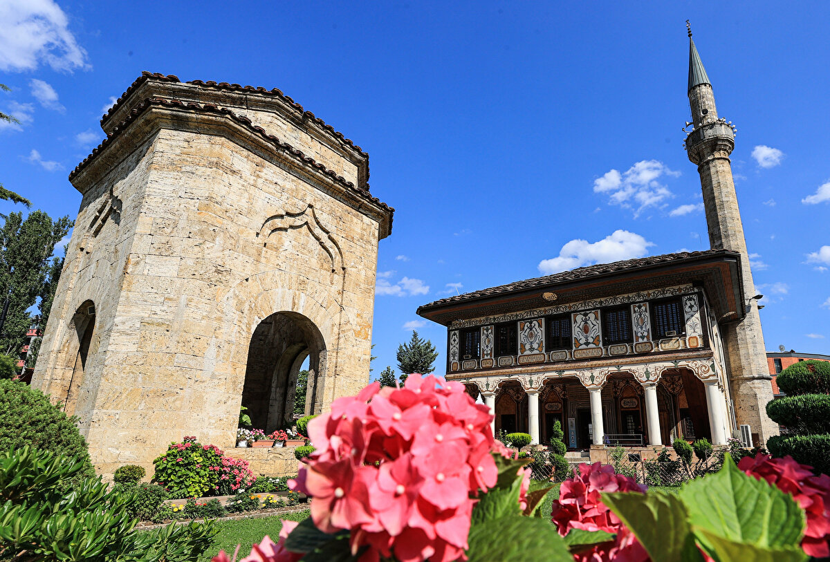 Adını mimarisindeki alacalıktan alan bu tarihî yapının mimarı İshak Bey. Dönem camilerinin çoğu bir sultan, bey, paşa veya bir makam sahibi kişinin mali desteği ile yapılırken, Alaca Camii Kalkandelenli iki kız kardeşin mali desteği ile yapılmasıyla oldukça farklı bir hikâyeye sahip.