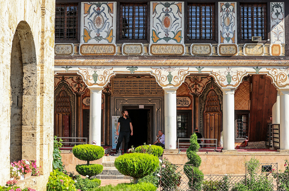 2010 yılının Temmuz ayında Alaca Camii'de yeni bir restorasyon çalışması yapılmıştı. Özel boyalarla camide yapılan bu yenileme çalışmasıyla yüzlerce yıla şahitlik eden caminin çevresi de tarihsel özelliklerine sadık kalınarak yeniden düzenlenmişti.