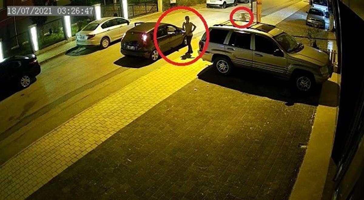 Bursa'nın Osmangazi ilçesi Millet Mahallesi'nde bulunan bir dükkanda gerçekleşti. Yaklaşık 2 yıldır dükkanın önünde duran 10 katlı düğün pastası, yağmur, sıcak ve soğuğa dayansa da iki hırsıza dayanmadı. İş yerinin güvenlik kameralarına yansıyan görüntülerde, otomobilden inip etrafı kolaçan eden hırsızlar, demir korkuluklara bağlı olan maket pastanın tellerini kesti.