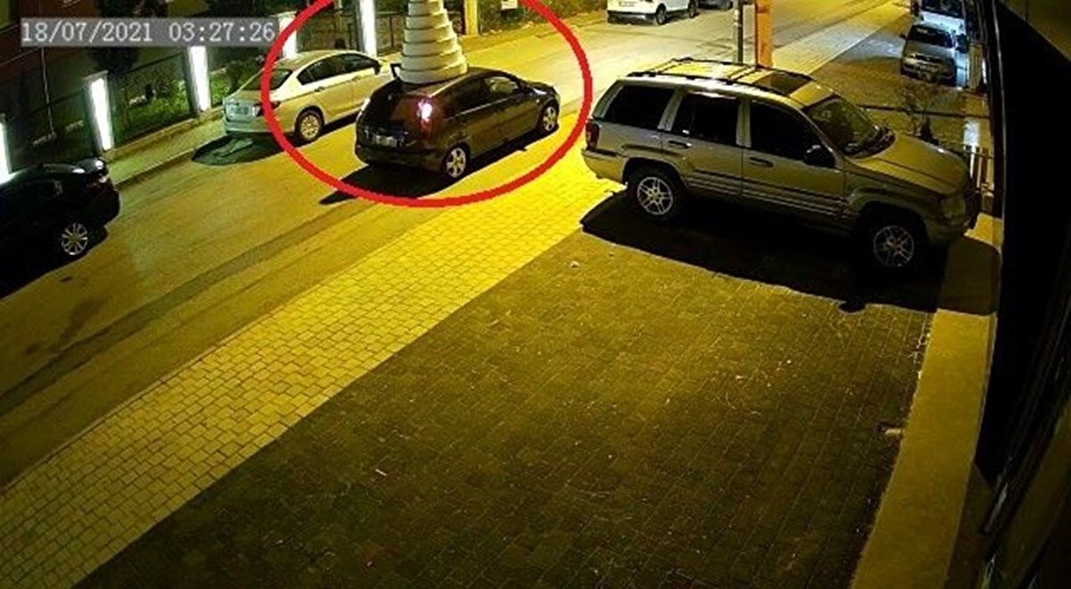 Daha önce böyle bir hırsızlık ile karşılaşmadığını belirten dükkan sahibi Ertekin Er, Biz burada maket düğün pastası, dekorasyon ürünleri ve hediyelik eşya yapıp satıyoruz. Müşteriye ürün tanıtmak için kapının önünde duran pastayı göstermeye çıktık. Baktık ki yerinde yeller esiyor. Sonra kamera kayıtlarını inceledik. Traji komik bir olayla karşılaştık. Arkadaşlar 2 metrelik pastayı araca yükleyip götürüyorlar. Neden çaldıkları ile ilgili bir fikrimiz yok. Çalınan pastanın yaklaşık değeri bin 500 lira. Ürünlerimizi burada kendimiz üretiyoruz. Hazır bir üründü, biz de onu orada numune olarak saklıyorduk. Yağmurdan, sıcaktan ve soğuktan etkilenmediğini göstermek için teşhir ediyorduk. Yaklaşık 2 yıldır da orada duruyordu dedi.