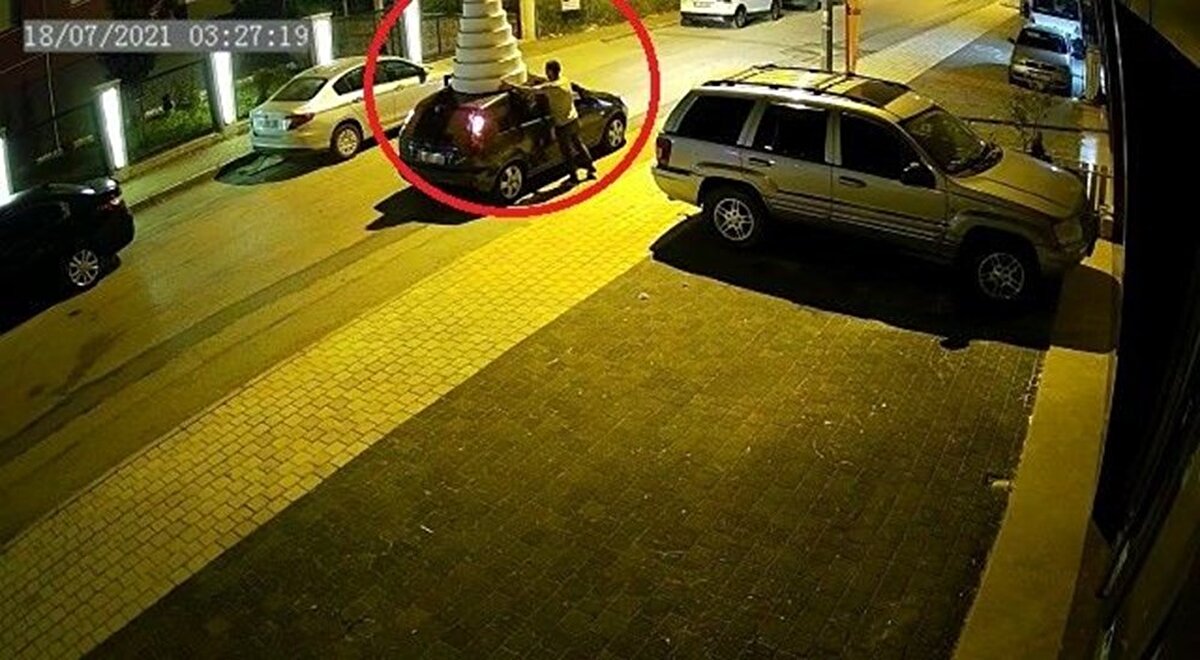 Kimsenin durumu fark etmemesi üzerine harekete geçen hırsızlar, 10 katlı pastayı alıp küçük bir otomobilin tavanına yükledi. Pastayla yollarına devam eden hırsızlar kısa sürede gözden kayboldu. Sabah işe gelen mekan sahipleri, ilk bakışta durumu fark edemese de durum dükkana müşteri gelince ortaya çıktı. İş yeri sahibi müşterilerine pastanın dayanıklılığından bahsetmek isterken dışarıdaki pastayı göstermek istedi. Bu sırada pastayı yerinde göremeyen iş yeri sahibi ve müşteriler şaşkınlığa uğradı. Güvenlik kameralarını inceleyen iş yeri sahibi, pastanın gece otomobille gelen iki kişi tarafından araca yüklenerek çalındığını fark etti.