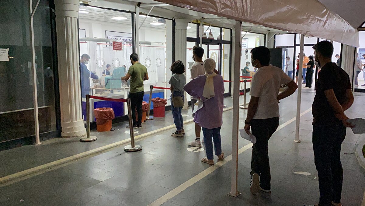 Koronavirüsle mücadelede kentin en büyük pandemi hastanesi olan 11 katlı 650 yatak kapasiteli Gazi Yaşargil Eğitim Araştırma Hastanesi'nin dün gece neredeyse tüm katlarının ışıklarının yandığı görüldü. Hastane önünde de PCR testi bekleyenler kuyruklar oluştu.