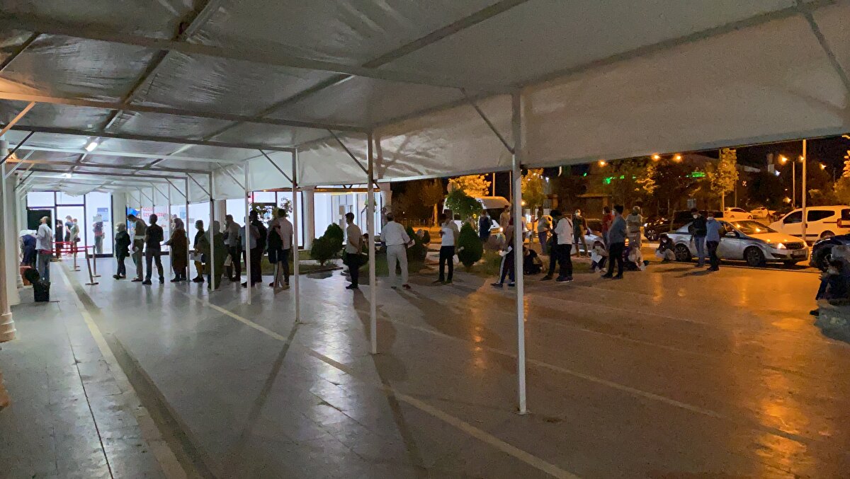 Aşılama oranı düşük olan maske ve sosyal mesafenin unutulduğu kentin pandemi hastanesinde de gece boyunca hareketlilik yaşandı. Her gün yaklaşık bin kişinin geldiği Gazi Yaşargil Eğitim Araştırma Hastanesi'nin PCR kabini önünde metrelerce kuyruk oluştu. Kentte yeniden tırmanışa geçen salgında Gazi Yaşargil Eğitim ve Araştırma Hastanesi'ndeki klinikte 70, yoğun bakımda 24 kişi tedavi görürken, Dicle Üniversitesi Hastanesi'nde klinikte 9, yoğun bakımda ise 5 kişi, Kadın Doğum Hastanesi'nde de klinikte 6'sı kadın 2'si çocuk olmak üzere 8 kişi tedavi görüyor.