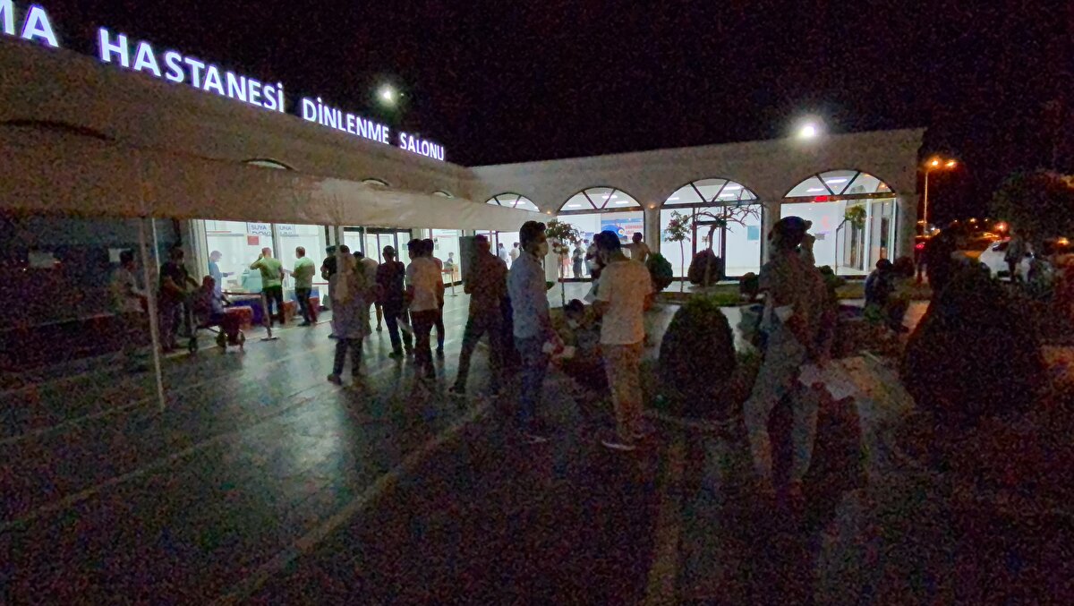 Gazi Yaşargil Eğitim ve Araştırma Hastanesi Başhekim Yardımcısı Dr. Yenal Karakoç, PCR test kuyruğunun sebebinin özellikle Diyarbakır'da son süreçte aşılamaya talebin az olmasından kaynaklandığını söyledi. Salgının yükseldiğine dikkat çeken Dr. Karakoç, şunları söyledi: