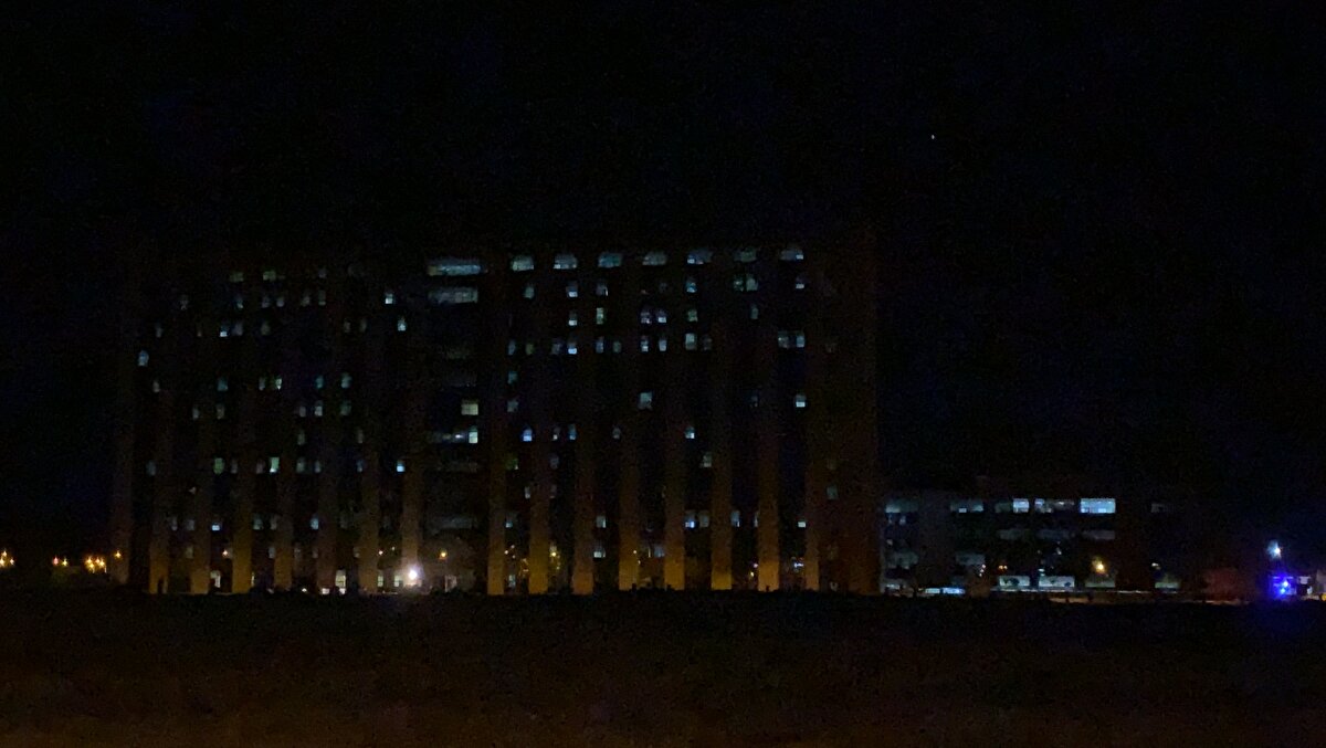 Toplum arasında özellikle kısıtlama ve tedbirlerin de kaldırılmasıyla birlikte insanlar tamamıyla her şeyi unuttular. Maske ile mesafe ve temizlik kuralı devre dışı kaldı. Dolaysıyla temas arttığı için hastalık oranı tekrar yeniden yükselmeye başladı. Bizim hastanemizde özellikle yoğun bakımda yüzde 40, servislerde de yüzde 55-60 oranında yatak doluluk oranları yükselmeye başladı. Hem acil serviste hem de sürüntü alanında insanların ciddi bir şekilde başvurusu var. Hastalığın yeniden nüksettiğini ve yükseldiğini görüyoruz. Herkesten şu ricamızı tekrarlıyoruz. Lütfen aşınızı yaptırın ve kurallara uymaya devam edin. Hastalık henüz sonlanmadı ve bu hastalığın yeni yeni varyantları oluşuyor. Bu varyantlardaki oluşumun en büyük sebepleri de aşısız insanlar arasında virüsün yapı değiştirerek yeni mutasyonlara uğramasıdır. Aşılı kişilerde virüsün mutasyona uğrama ihtimali yok.