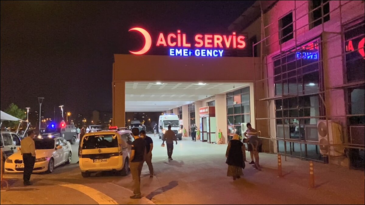 Dolaysıyla insanlarımızın aşılanarak teması kesmeleri bu süreçte bize destek çıkmasını istiyoruz. Bizim hastanemizde yaklaşık bin test yapıyoruz. Diyarbakır genelinde 2 bin 500 civarında test yapıyoruz. Diyarbakır'da vaka sayısı pozitif artıyor. Tüm vatandaşlarımızdan ricamız aşılarını yapsınlar. Kurallara uymaya devam etsinler. Aşı oranında şu an yüzde 40 seviyelerindeyiz. Bizim zaten toplum içerisinde yüzde 65 ve 75 civarındaki banda ulaşırsak toplumsal bir bağışıklığı oluşturmuş olacağız."