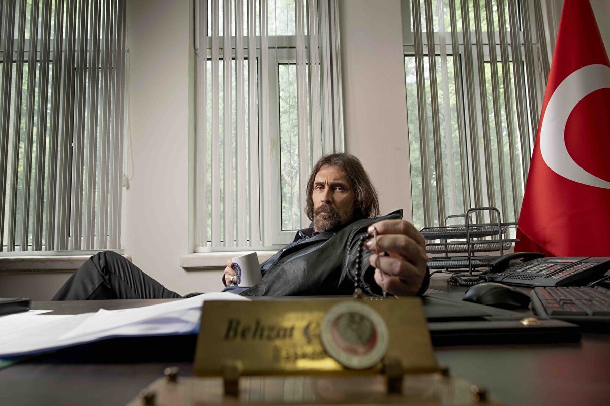 Behzat Ç. (Erdal Beşikçioğlu) karakteri: Başkomiser, diziye adını veren karakter, Cinayet Büro Amiridir. Polis Akademisi'nden 1985 yılında mezun olmuş; dönem arkadaşlarının çoğu polis teşkilatında daha üst görevlerde bulunduğu hâlde, o yükselememiştir. Kendisine has sorgu yöntemleri, zanlılara karşı şiddet içeren davranışları olmakla birlikte samimi, dürüst, dost canlısı, ekibini her türlü olumsuz durumdan koruma amacı güden bir tavıra sahiptir. Gençlerbirliği taraftarıdır. İmamesinde "A" harfi bulunan ve hiç elinden düşürmediği bir tesbihi vardır. Yakın çevresindeki iş arkadaşlarına, abisine, Şule'ye olan sevgisini asla belli etmez fakat onları çok sever ve korumak için elinden geleni yapar. Kızını kaybetmesinin acısı biraz dinmiştir fakat bunu öteki kızı Şule'yi kabullenerek dindirmeye çalışmıştır. Savcı Esra ile kısa bir süre evli kalmıştır. Karısını da kaybedince karısının katillerini sivil kimlik ile aramaya başlar. Annesinin ölmediğini, karısının katilinin azmettiricisinin Bahri olduğunu öğrenir. Şule'nin hapse girmesi ile iyice yıkılır. Final bölümünde açığa alınır ve mesleği bırakır.

