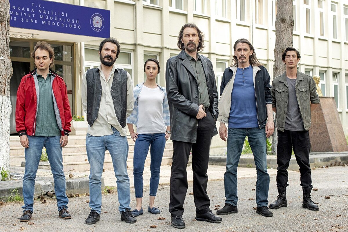 Behzat Ç. dizisinin konusu: Behzat, 1985 yılında Polis Akademisinden mezun olduktan sonra, Ankara Polis Departmanı Cinayet bürosunda çalışmaya başlar. Korkusuz, zeki, güçlü ve karizmatiktir. Tüm meslektaşları daha üst makamlara gelirken, Behzat dedektif olarak kalır. Her zaman başını belaya soksa da, suçluları yakalamak için kendi yöntemleri vardır. Sürekli disiplin kuruluna sevk edilir ancak asla değişmeyecektir. Behzat kimseye güvenmez, özellikle de kadınlara..Behzat kurallara uymaz, kendi kurallarını oluşturuyor.
