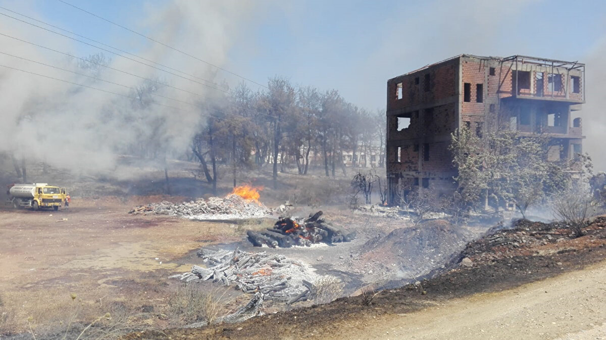 Manavgat Devlet Hastanesi çevresinde de yangın nedeniyle yoğun önlem alındığı ifade edildi.
