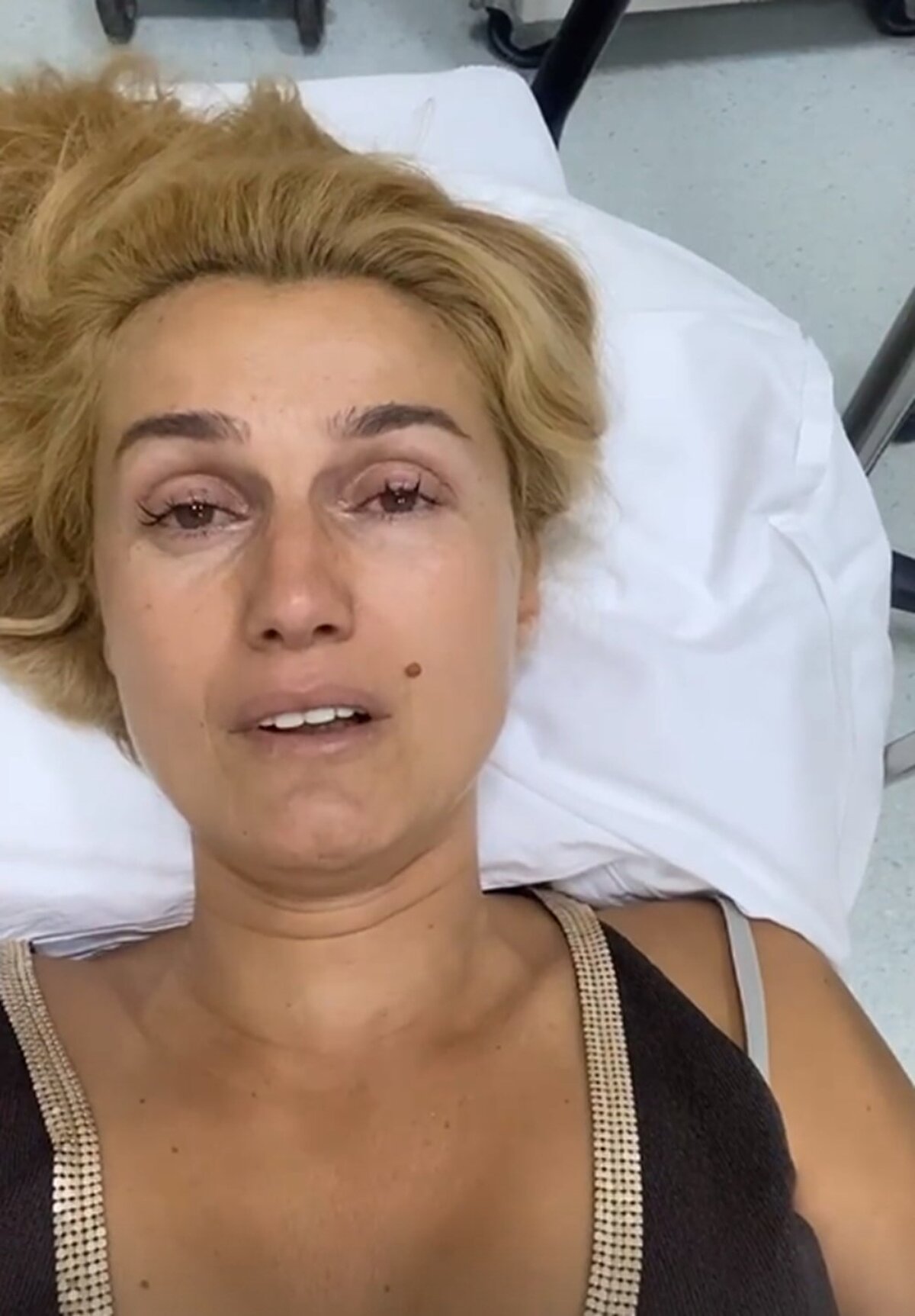 İlk uçakla Antalya'ya giden Özay, Şu an Manavgat'a yetişmeye çalışıyorum. Ne olur sesimizi duyurun. Yanıyor çiftliğimiz yanıyor, her yer, her şey yanıyor. Yangın uçakları daha çok gelmeli diye konuştu.