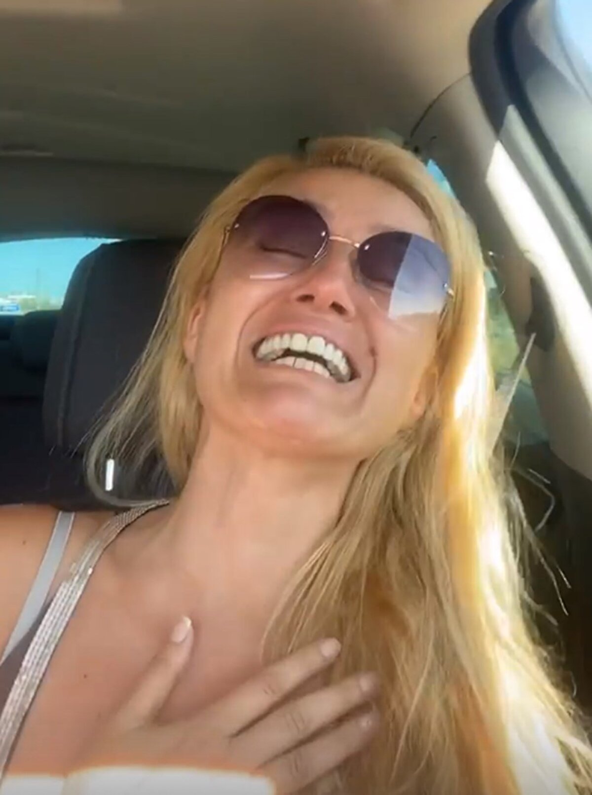 Yaşadığı üzüntüye dayanamayan Özay, hastanelik oldu. Özay, sağlık durumunu hakkında da bilgi verdi.Özay, Arkadaşlar ben felç geçirdim. Yandı, her yer yandı. Çiftliğimiz, evimiz her şey yandı. Dünden beri yalvarıyorum. Destek istiyorum. Yandı, her yer yandı. Ben böyleyim, felç geçirdim dedi.