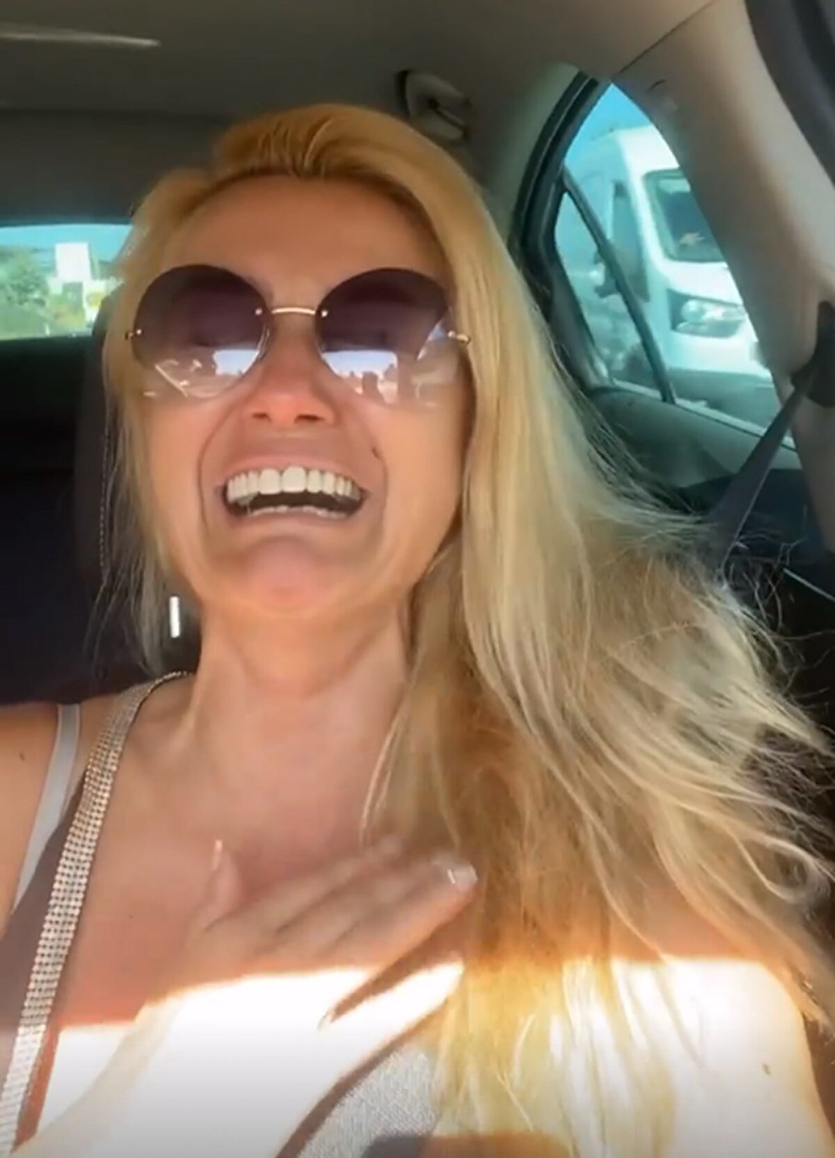 NTV'nin haberine göre; Manavgat'ta çıkan yangında insanların ve hayvanların ölmesi sonrası Tuğba Özay, Yanıyoruz, nolur bütün devlet yetkililerine sesleniyorum... Her yer yanıyor! Çiftliğimiz, evimiz, köyümüz.. her yerimiz yanıyor diyerek gözyaşları içinde paylaşımda bulundu.