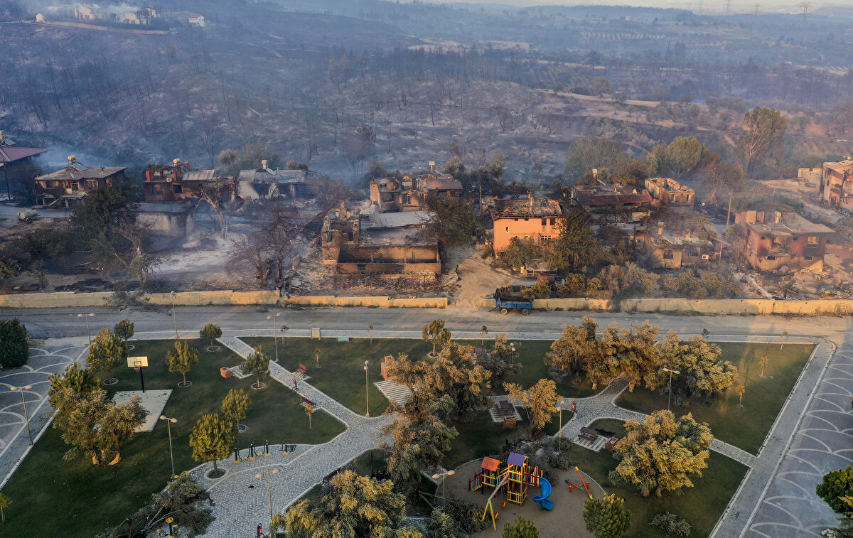Kalemler Mahallesi'nde havadan çekilen görüntülerde, 10'un üzerinde evin kullanılamaz hale geldiği, evlerin bahçesinde ve ahırlarında bulunan hayvanların telef olduğu görüldü.