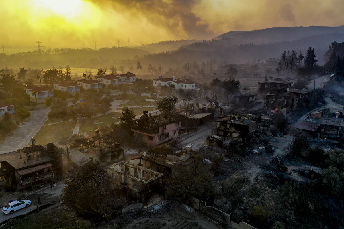 Antalya'nın Manavgat ilçesindeki yangına, çevre illerdeki ekiplerin de desteğiyle karadan ve havadan müdahale edildi. Yangın bu sabah itibariyle kontrol altına alındı.