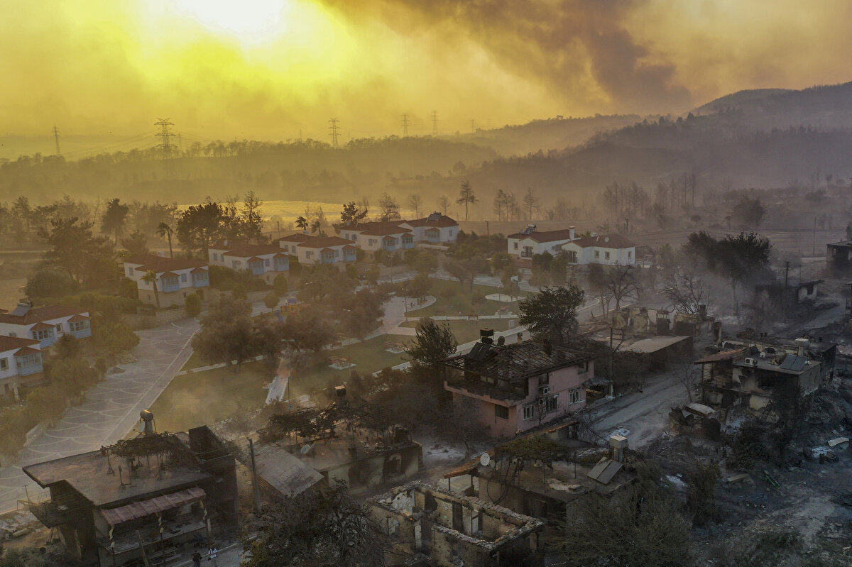 Kavaklı, Sarılar, Kalemler ve Yeniköy mahallelerindeki ormanlık alanda, henüz belirlenemeyen nedenle çıkan yangın, rüzgarın da etkisiyle kısa sürede yayıldı.