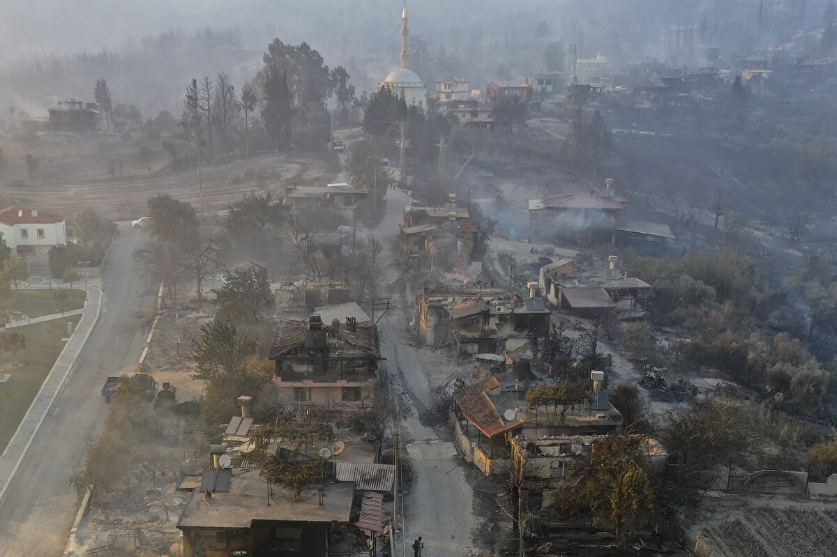 Özellikle Kalemler bölgesinde tahliye edilen birçok ev yangından zarar gördü.