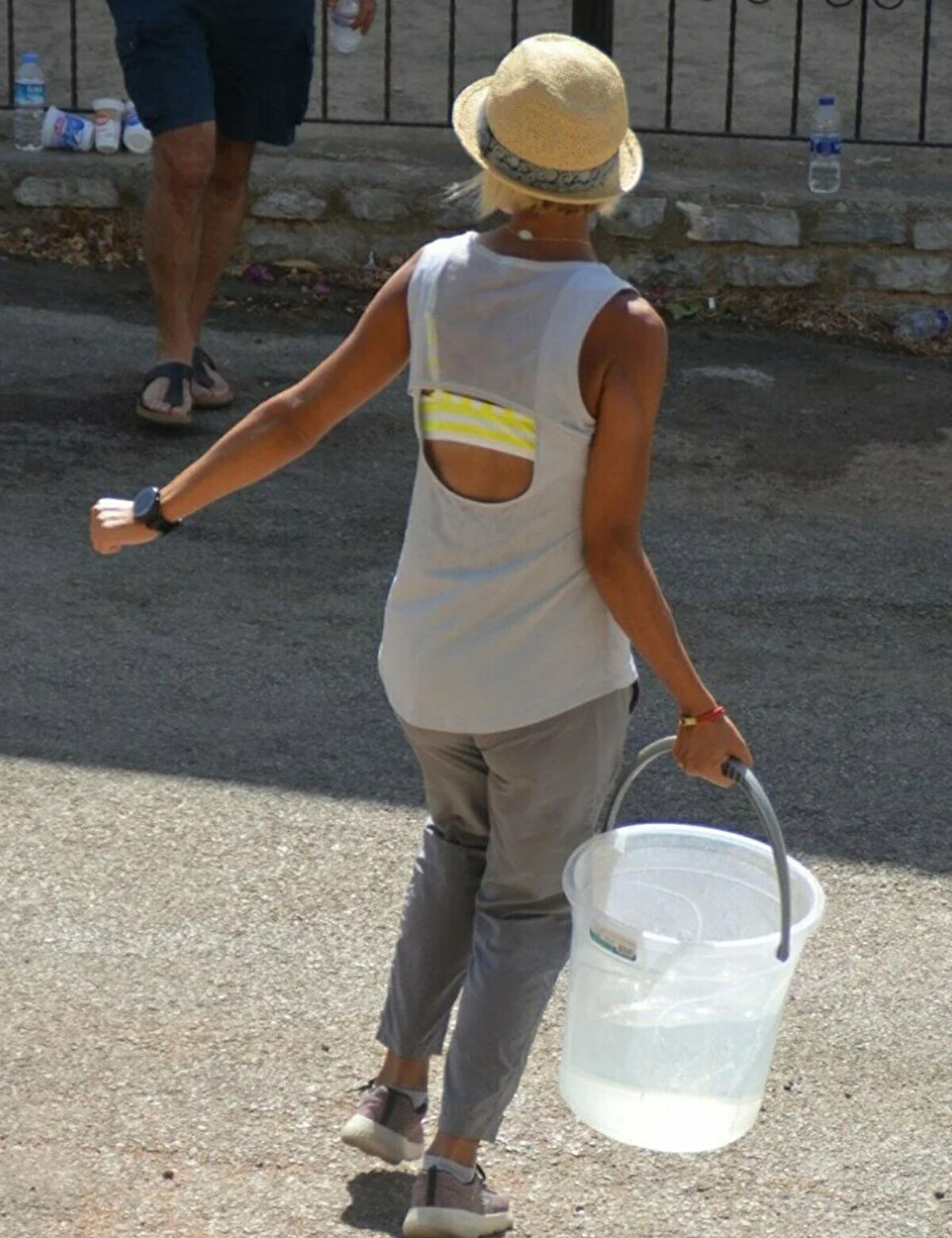 Hürriyet'te yer alan haberde  orman yangınlarını söndürme çalışmalarına katılan vatandaşların da elinden gelen tüm desteği vermeye çalıştığı belirtildi.
