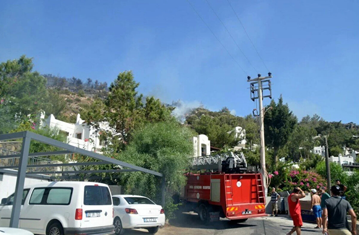 Sık kızıl çam ormanlarının arasında en büyük dertlerden bir tanesi ise ulaşım. Çevre illerden gelen itfaiye ekipleri her ne kadar koordine edilse de orman içerisinde yalnız kalıyorlar. Halk da onlara yardıma motosikletlerle gitti. İki tekerlekli araçlarla hem daha dar alanlardan kolayca geçerek, hem de gidilen alanda park, tıkanma sorunu yaratmadan dağda söndürme çalışması yapanlara yiyecek ve içecek taşımak konusunda da önemli bir harekete imza atıldı.

