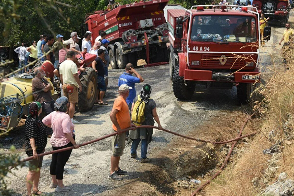 Muğla'nın Fethiye ilçesinin Ölüdeniz Mahallesi Ovacık mevkisinde kızılçam ağaçlarıyla çevrili ormanlık alanda önceki gece 00.30 sıralarında 3 ayrı noktada yangın çıktı. Ölüdeniz ve tarihi Kayaköy’e ulaşımı sağlayan yollar, tedbir amacıyla trafiğe kapatıldı.
