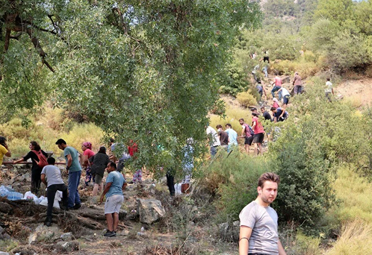 Yangında yaklaşık 5 hektarlık kızılçam ormanı zarar gördü. Dün kontrol altına alınan yangınla ilgili Fethiye Belediye Başkanı Alim Karaca, 4 kişinin molotofkokteylleri attığı yönünde iddialar olduğunu söyledi.

