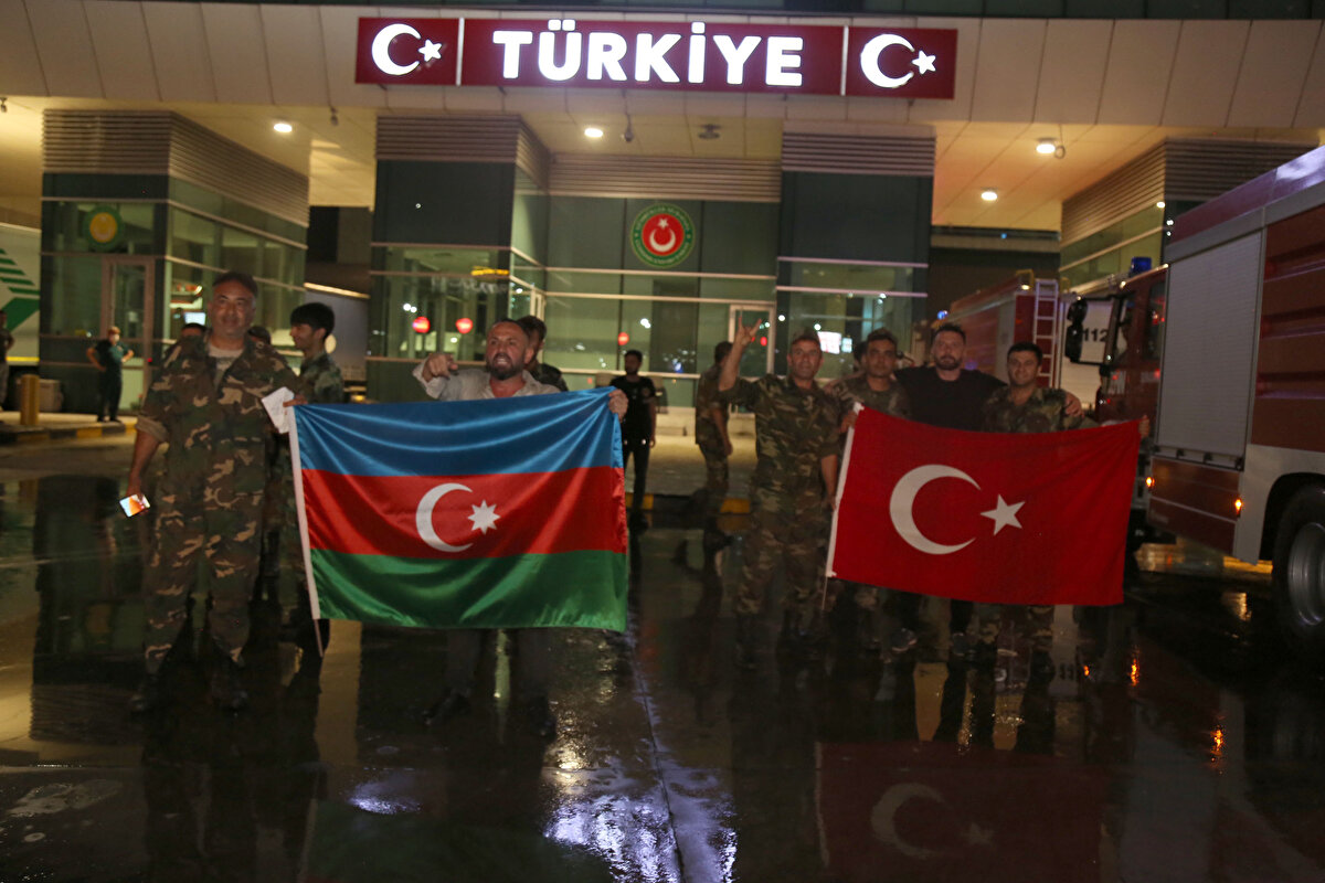 Ekibi karşılamak için Sarp Sınır Kapısı'nda 6 saat beklediğini ifade eden Özer, Bizim için Azerbaycan ve Türkiye'nin farkı yok. Orası da Türk toprağı, burası da. Kardeşlerimiz bu coğrafyadaki Türk topraklarındaki yangını söndürmek için burada. Bundan gurur duydum dedi. 