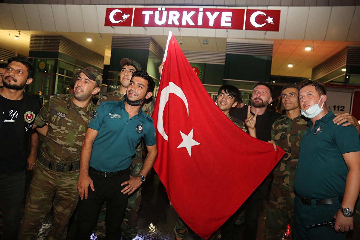 Vatandaşlardan Abdullah Özer de iki devlet tek millet olmanın verdiği güçle yangınlarla mücadele için yurda gelen Azerbaycan ekibini karşılamak amacıyla Türk ve Azerbaycan bayraklarıyla süslediği tırıyla Trabzon'dan buraya ulaştığını dile getirdi. 