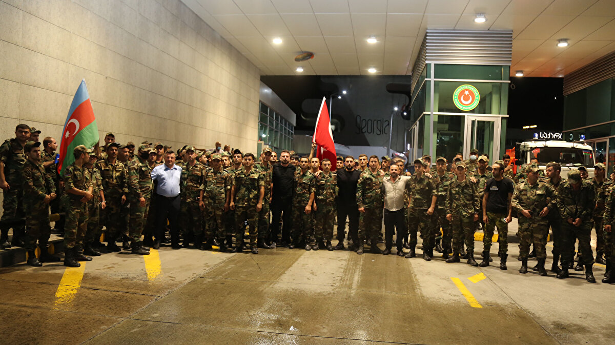 Hakan Ekşi de 10 gün önce askerden terhis olduğunu belirterek, ekibi karşılamak için 10 saattir Sarp Sınır Kapısı'nda beklediğini söyledi. 
