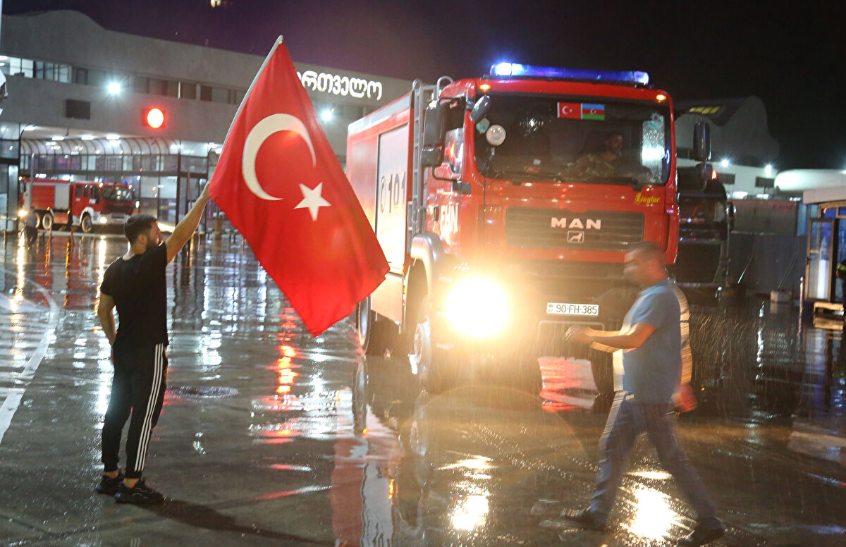 Sarp Sınır Kapısı'na gelen bazı vatandaşlar da yangın söndürme faaliyetlerine katılacak ekibe Türk ve Azerbaycan bayrakları ile sevgi gösterisinde bulundu. 