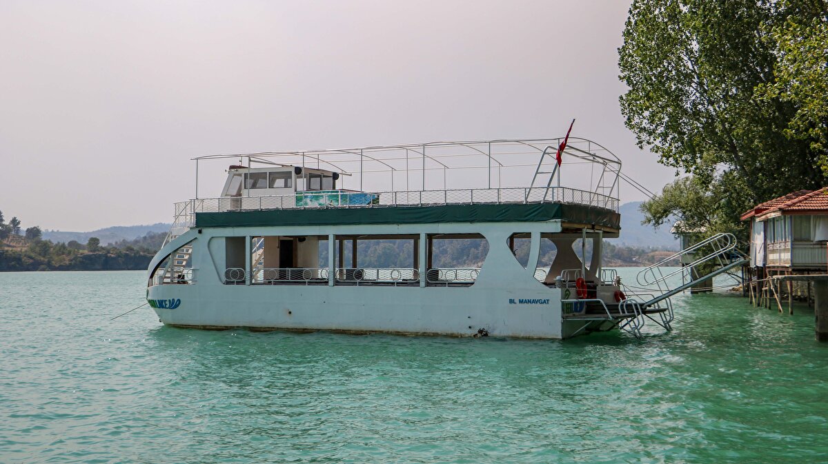 Mahallede göl kenarındaki restoranın işletmecisi Hatice Enhoş, yangının ikinci günü akşamı, iş yerlerine ulaşamayacağını düşündü ancak şiddetli rüzgar nedeniyle göldeki teknesine hasar gelmesin, diye beklemeye başladı. Bir süre sonra karşısındaki dağda dumanı fark eden Enhoş, eşini uyandırarak, mahalleden aracıyla çıkamayan çocuklarını da yanına çağırdı. Alevler bir anda etrafı sarıp, iş yerlerine doğru gelince Enhoş ve beraberindeki 13 kişi, gölde bağlı gezi teknesine bindi.
