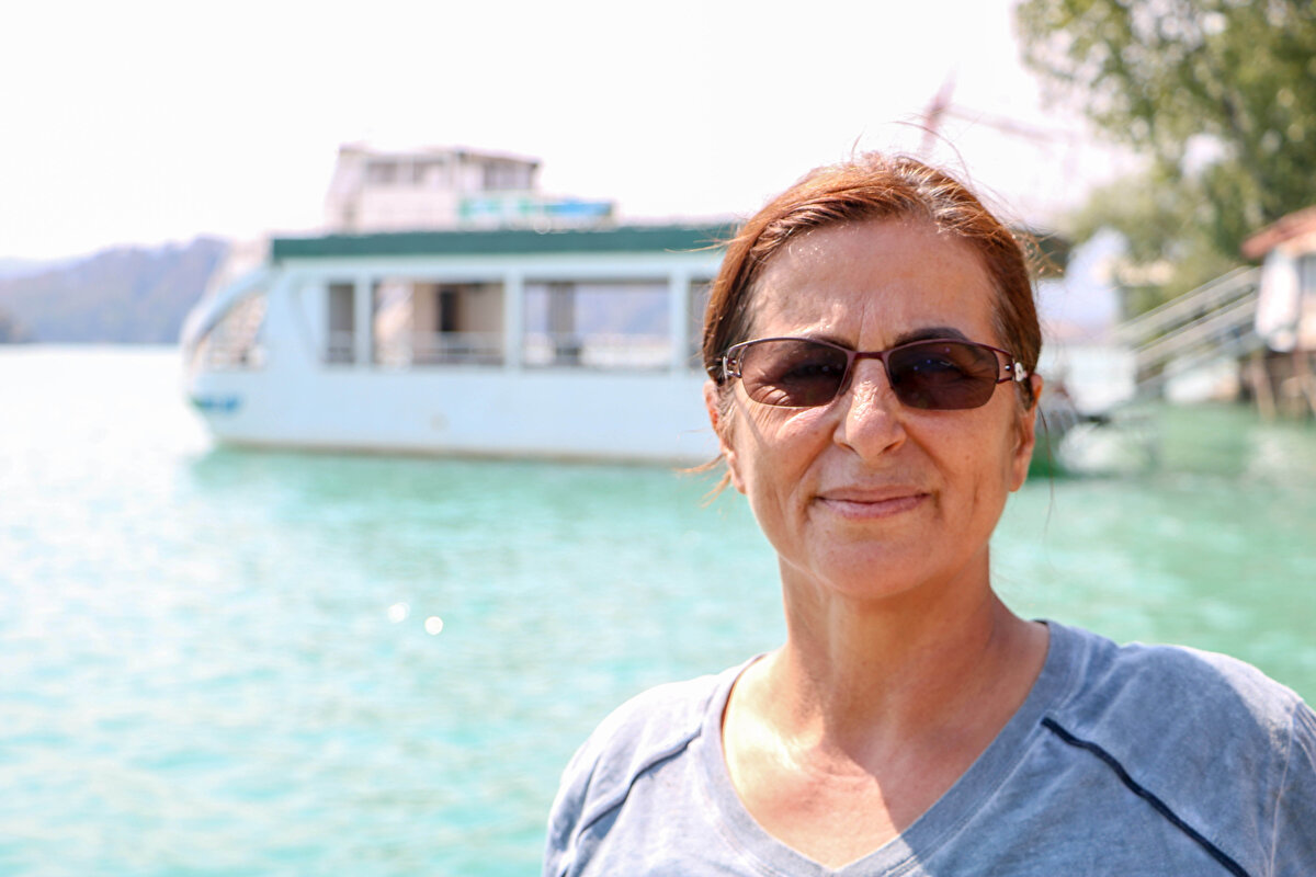 Tekneyle göle açılan grup, 112'yi arayıp yardım istedi. Bu sırada alevler, gölün etrafındaki tüm ormanlık alanlara sıçrayınca grup, tekneyi bağlayacakları yer bulamadı. Yoğun dumandan kaynaklı görüş seviyesinin düştüğü gölde bebek, çocuk ve yaşlıların bulunduğu teknedekiler için korku dolu gece başlamış oldu.