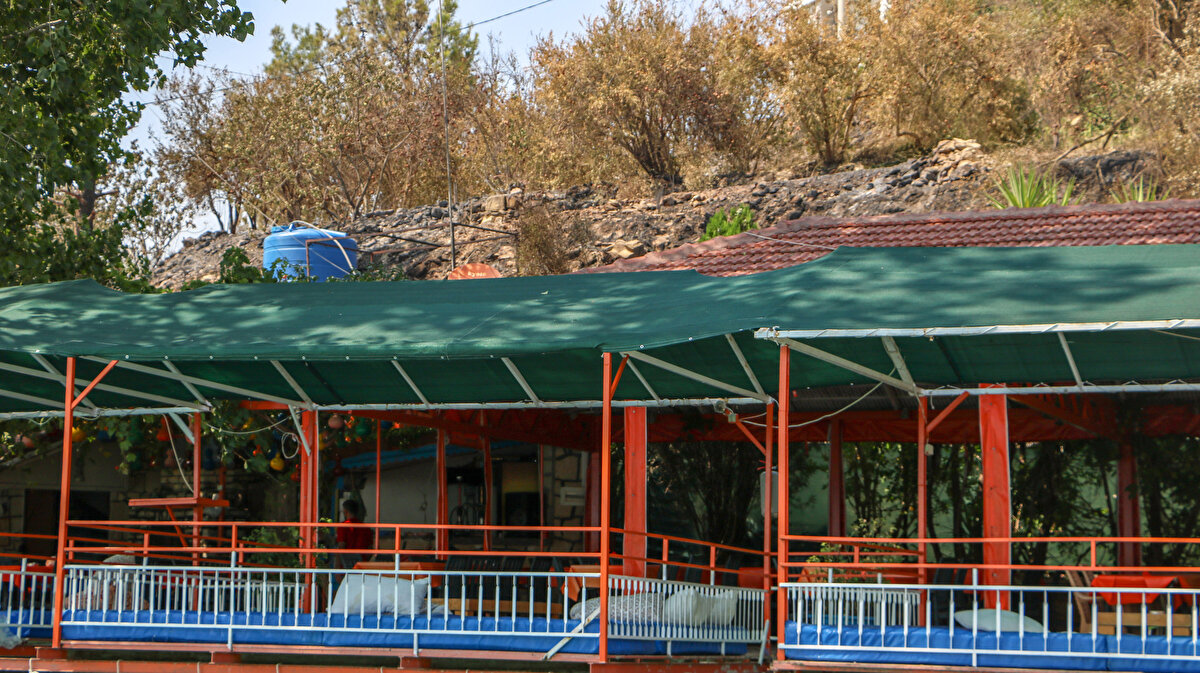 Kurtarılmak için sosyal medyadan mesaj yazıp, yayın yaptığını belirten Enhoş, “'Beni kurtarmayın; 2,5 yaşında bebeğimiz var, onu kurtarın. Ya dumandan ya ateşten öleceğiz' dedim. Gölde tur attık sürekli. Mevkimizi soruyorlardı ama bilmiyorduk çünkü sadece caminin minaresini görüyordum. Bir arkadaşımız 'Bottaki can yeleklerini kesin. İçerisindeki süngerleri ıslatıp ağzınızı ıslatın' dedi ama o fayda olmayınca minderleri kesip süngerlerini bu şekilde kullandık dedi.