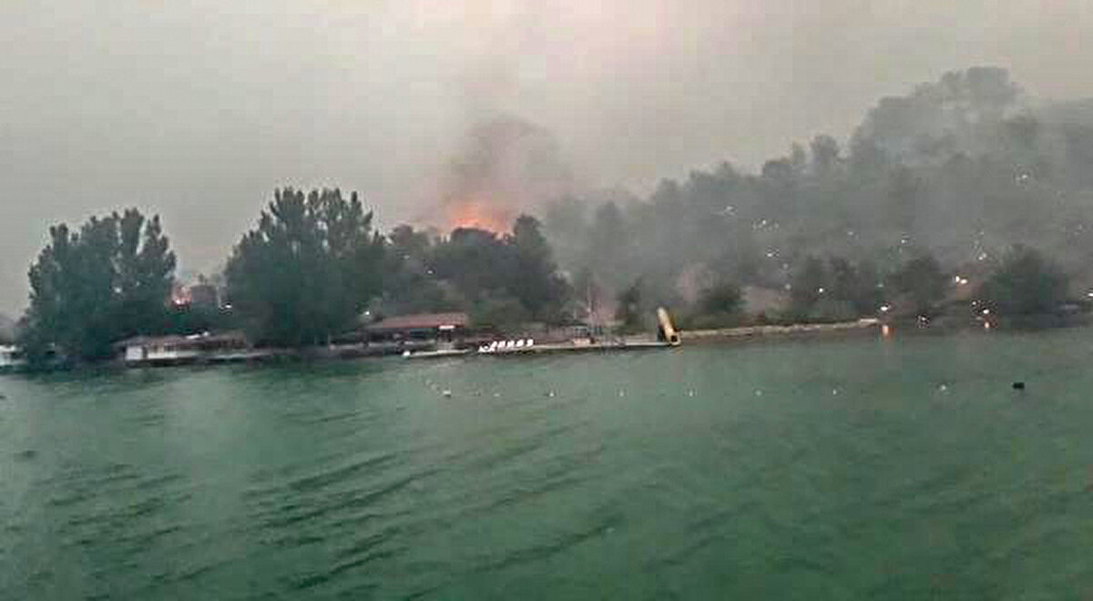 İskeleye çıkınca çok sevindiklerini söyleyen Enhoş, “Dumandan boğazlarımız kuruduğu için gölün içerisindeki küllü, kömürlü sudan içtik. Kabus gibi bir geceydi. Herkes 'imdat' dedi ama imdada yetişen olmadı. Sabah yine her yer dumanlıydı. Gidelim restorana bir bakalım, dedik. Biraz yaklaşınca restoranın yanmadığını fark ettim. Çok sevindim. Gölden çıktığımızda elemanım bana 'Sana sarılmak istiyorum' dedi. İkimiz sarıldık 15 dakika kadar birlikte bağırarak ağladık. İskeleye hepimiz üst üste yattık diye konuştu.