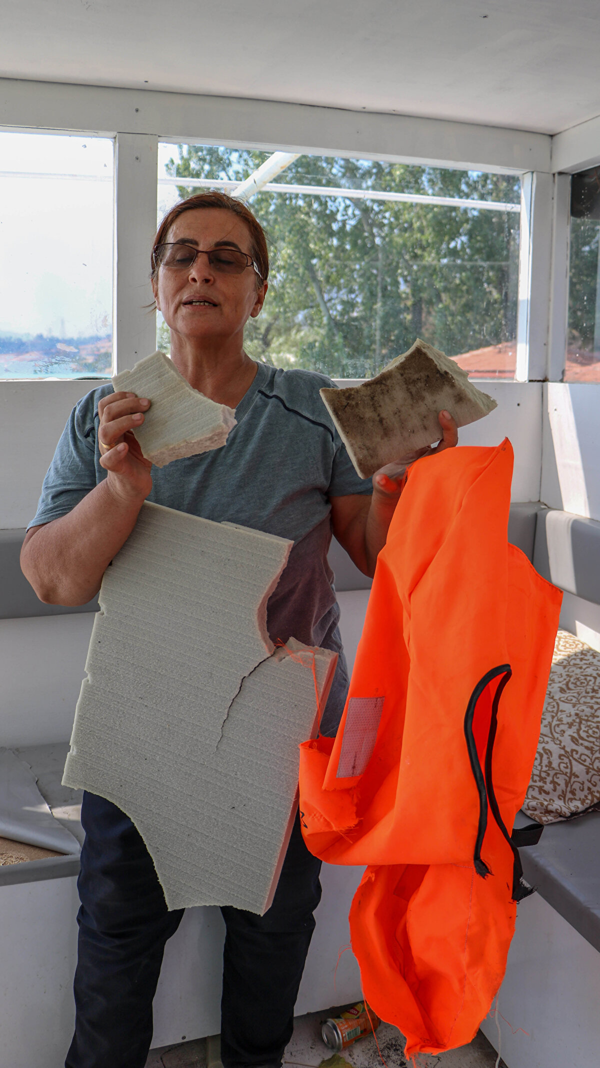 Yangının kendilerine doğru geleceğini düşünmediklerini söyleyen Hatice Enhoş, “O gece burada yangın yoktu ama rüzgardan dolayı tekneyi beklemek için uyumadım. Bir anda karşıdan siyah duman yükseldi. Eşimi uyandırdım ve çocuklarımızı çağırdık hemen. 2,5 yaşında torunum ve yaşlı annemi gitmeleri için arabaya bindirdik ama araç, alevler nedeniyle gidemediği için geri döndüler. Onlar da burada kalmak zorunda kaldı. Alevler üzerimize doğru gelince bota binerek tekneye gittik ve açıldık. Tekneye binip açılınca gölün dört bir tarafı yanmaya başladı dedi.