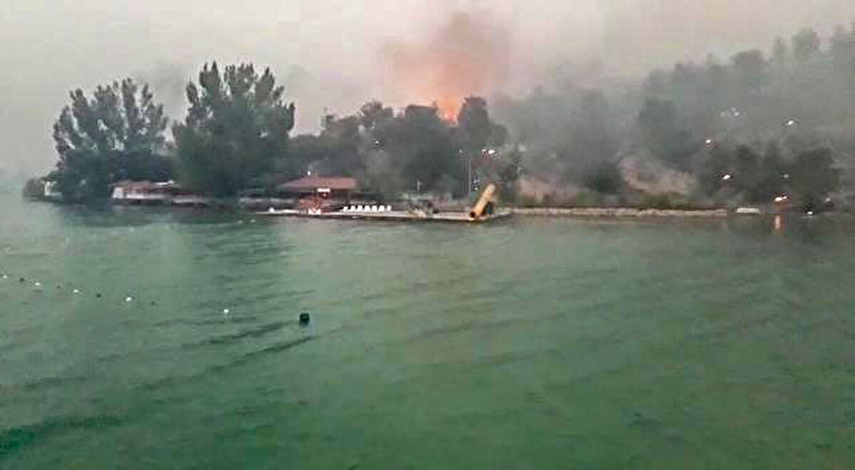 Manavgat'ta 6 gündür devam eden orman yangını nedeniyle birçok kişi, evinden ve iş yerinden oldu. Yüzlerce hektar ormanın da yandığı ilçede alevlerden en çok etkilenen noktalardan biri de Güzelyalı Mahallesi oldu. Manavgat Baraj Gölü kenarındaki mahallede birçok ev ve işyeri yangında hasar görürken, mahallenin bir bölümünde 5 gün önce başlayan elektrik ve su kesintisi devam ediyor.