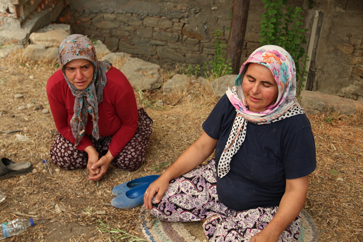 Evlerinin altında bulunan ahırdaki samanların tutuşmasıyla yangın bir anda bütün evi sardı.