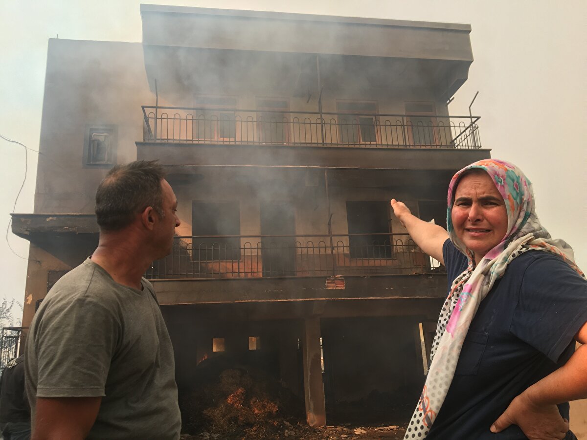 Eşyalarının hepsini yeni aldığını ve daha hiç kullanmadığını belirten Nur, "Her şeyim gitti. Evin altındaki 4 koyunum vardı, malzemelerim, her şeyim yandı. Her şeyim kül oldu. Çeyizim her şeyim yepyeniydi. Yatamadığım yataklarım, yemek pişirmeye kıyamadığım tencerelerim, çeyizliklerim yandı. Üstünde bir gün oturmadığım koltuklarım yandı. Ciğerim yandı. Ben kırk yaşımdayım böyle bir şey görmedim. Her şeyimiz, birikimimiz gitti. Evim yanmaya başlayınca sinir krizi geçirdim. Eşim birkaç parça kurtarmak için eve girmeye çalıştığı sırada ayağını kırdı." ifadesini kullandı.