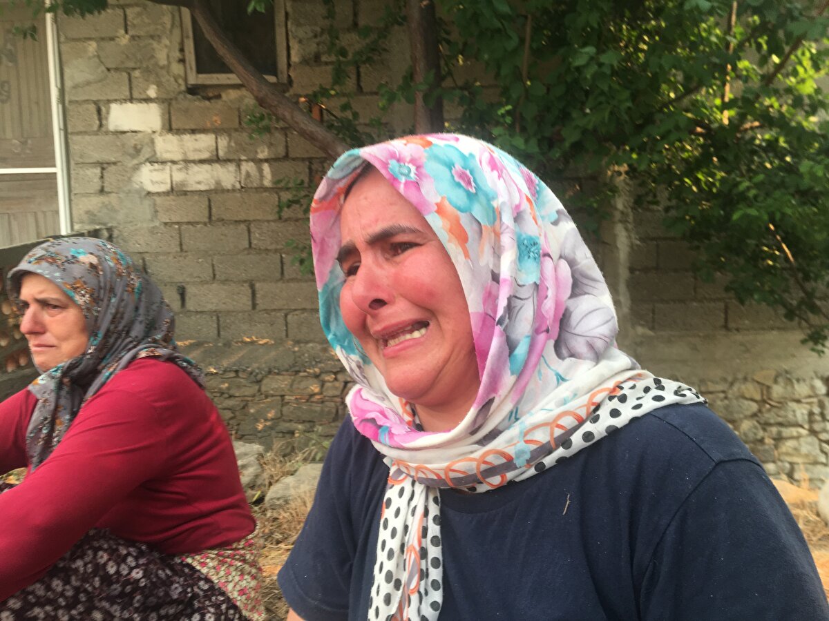 Yangının köylerine ulaşması üzerine evlerinin çevresini hortumla ıslattıklarını ve beklemeye başladıklarını anlatan Nur, "Başka yerler yandı, bütün gece hiç uyamadık. Annem babamın evi yanacak diye telaşlanırken bizim evimiz yandı. Bütün gece evin her yerini ıslattık, sabaha kadar hiç uyumadık." dedi.