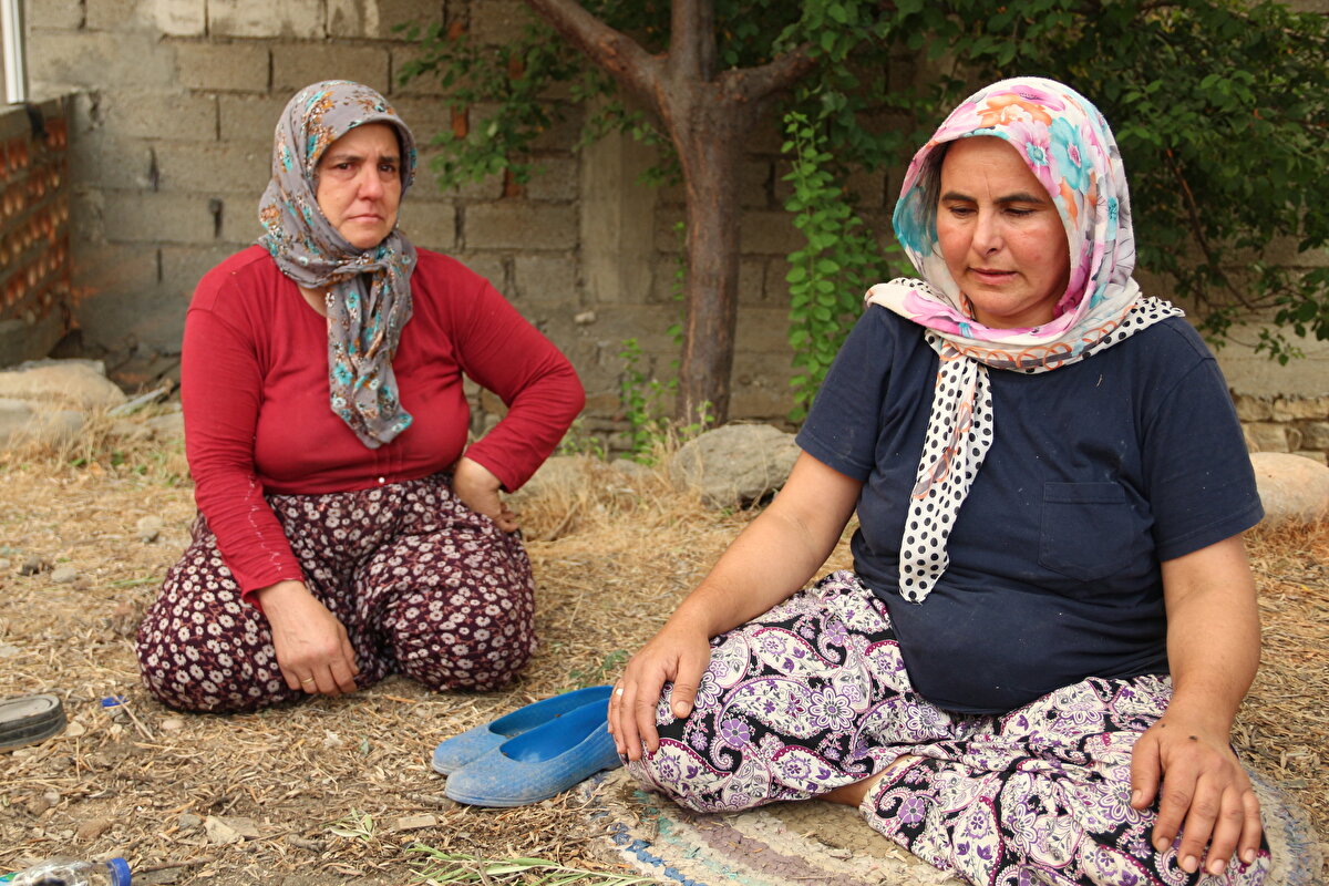 İki çocuklarıyla evden çıkmayı başaran çift, yanan evlerine bakıp gözyaşı döküyor.