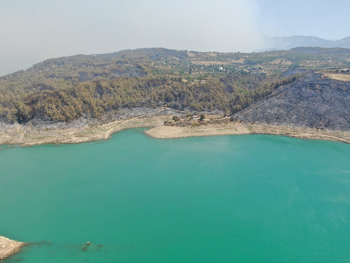 Öte yandan Naras Baraj Göleti’nin manzarası ve etrafındaki yanan alanlar da görüntülendi.