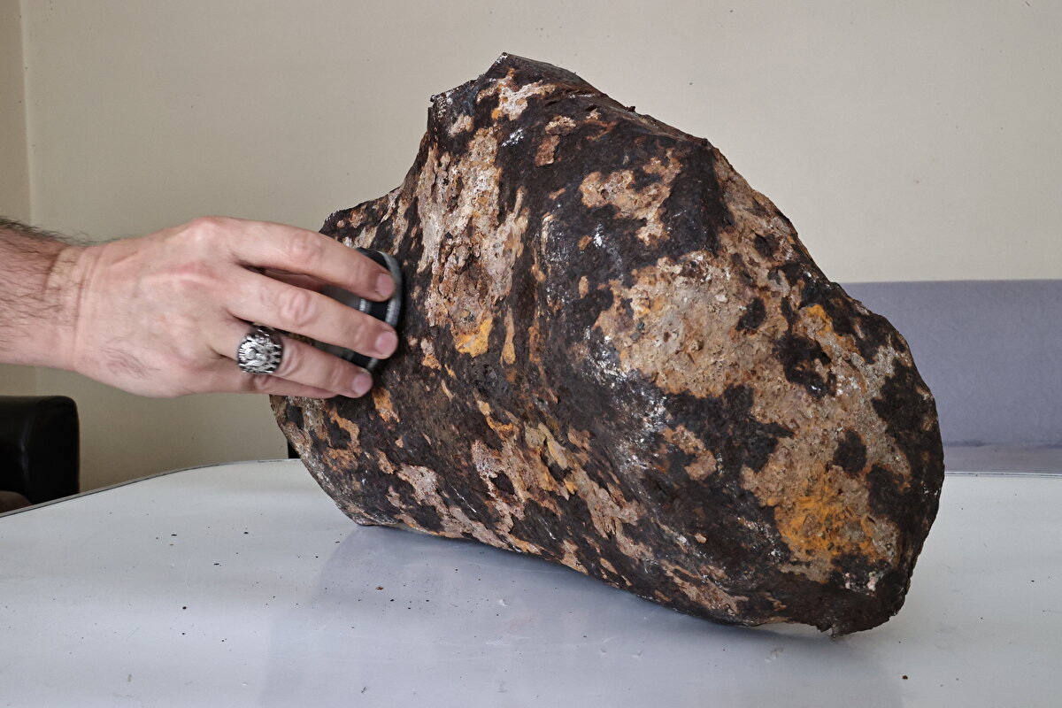 Raporları incelediğinde demir meteorlar grubuna giren 2 elementin olduğunu fark ederek fotoğraflarını da göndermesini istediğini kaydeden Aktaş, göktaşının onaylanma sürecini şöyle anlattı: 