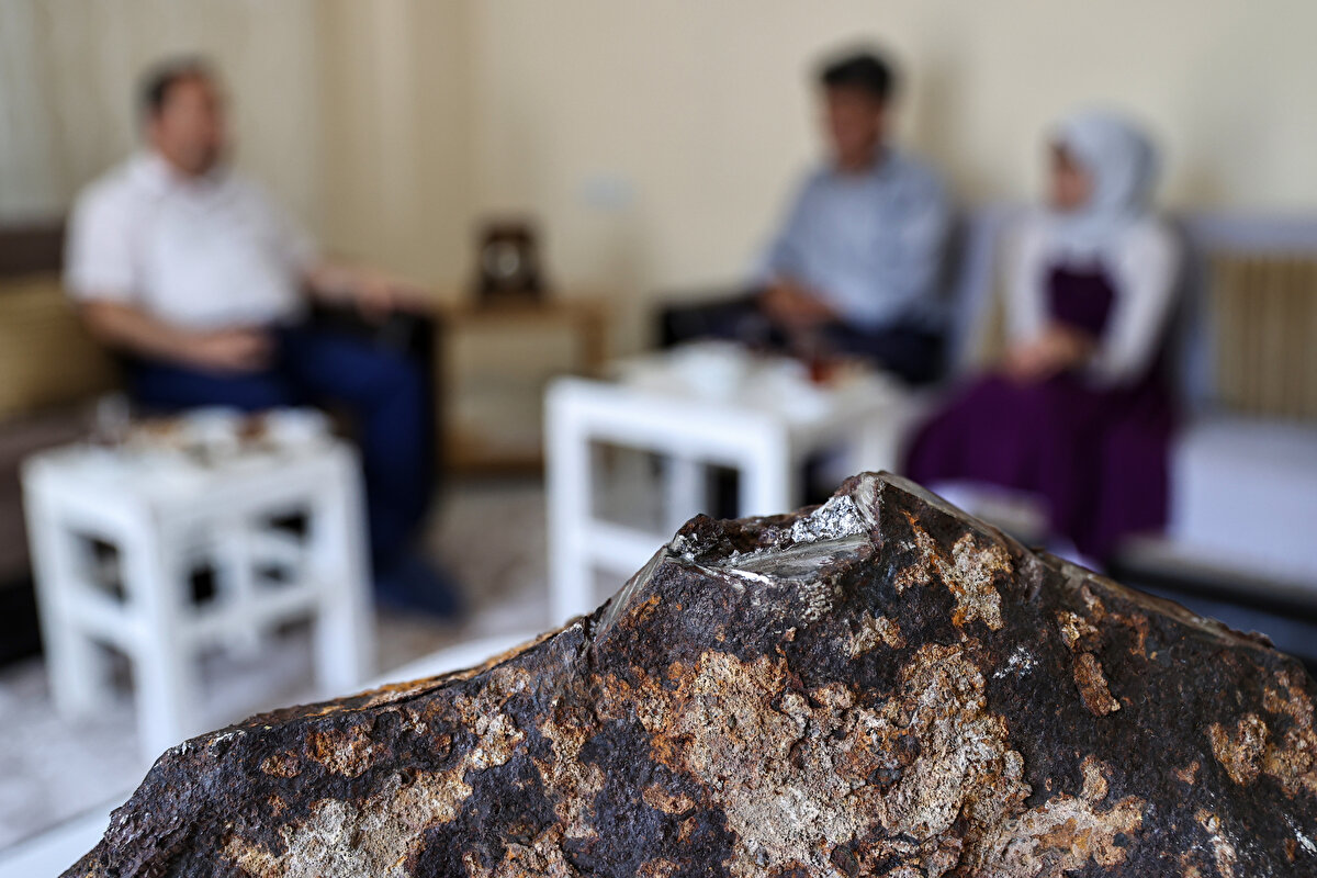 Konya'da reklamcılık yapan ve hobi olarak gök taşlarıyla ilgilenen Adem Aktaş ise her gün sosyal medya hesaplarına gök taşlarıyla ilgili onlarca mesaj ve görsel aldığını dile getirdi.  Meteoridi görmek için Konya'dan Van'a geldiğini aktaran Aktaş, Hezer'in sosyal medyadan kendisine ulaştığını ve elindeki raporları göndererek yardım istediğini belirtti.