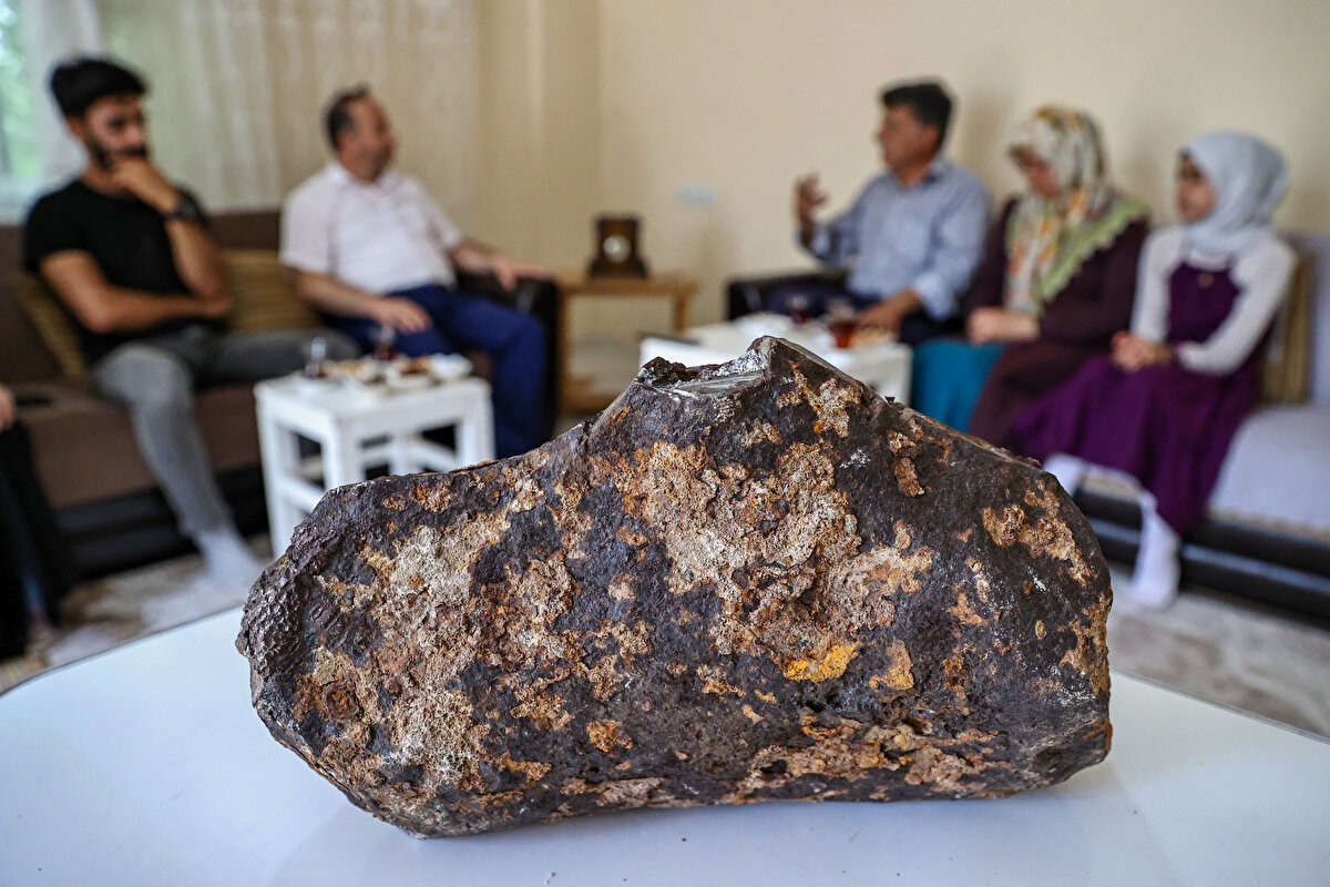 Taştan numune almak bile çok güçtü. Kırılması çok zor olan taştan numuneleri keserek alabiliyordum. Bu işle ilgilenen Adem Aktaş'a ulaştım. Tahlil sonuçlarını ona gönderir göndermez bana göktaşı olduğunu söyledi. Önce bana evde basit bir test yaptırdı sonra bir numune istedi. İlgili yerlere gönderdi. En son Amerika'da yapılan incelemede Uluslararası Meteorit Veri Bülteni'ne işlenerek göktaşı olduğu onaylandı. Ailece çok mutlu olduk. Yaptığımız araştırmalara göre şu an Türkiye'nin en büyük üçüncü gök taşı. 